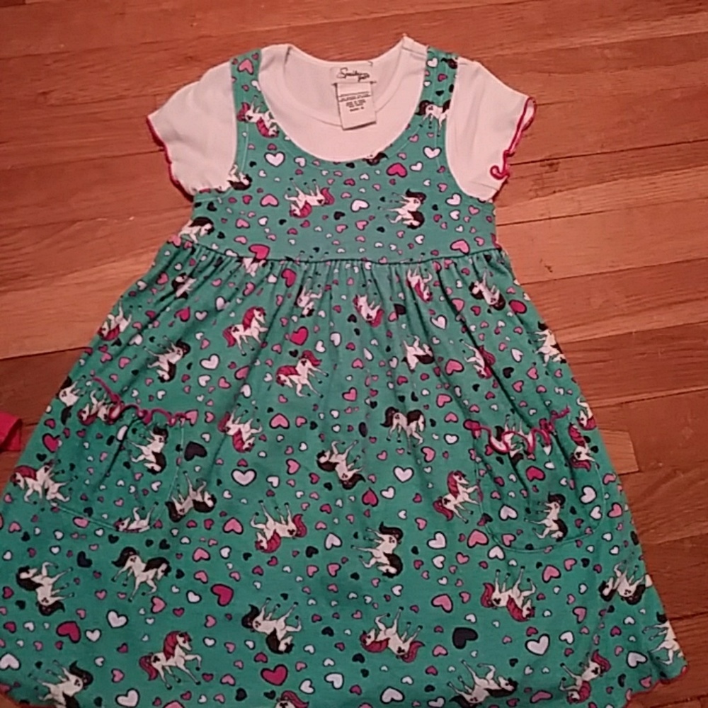 Cute dress with horses and two front pockets